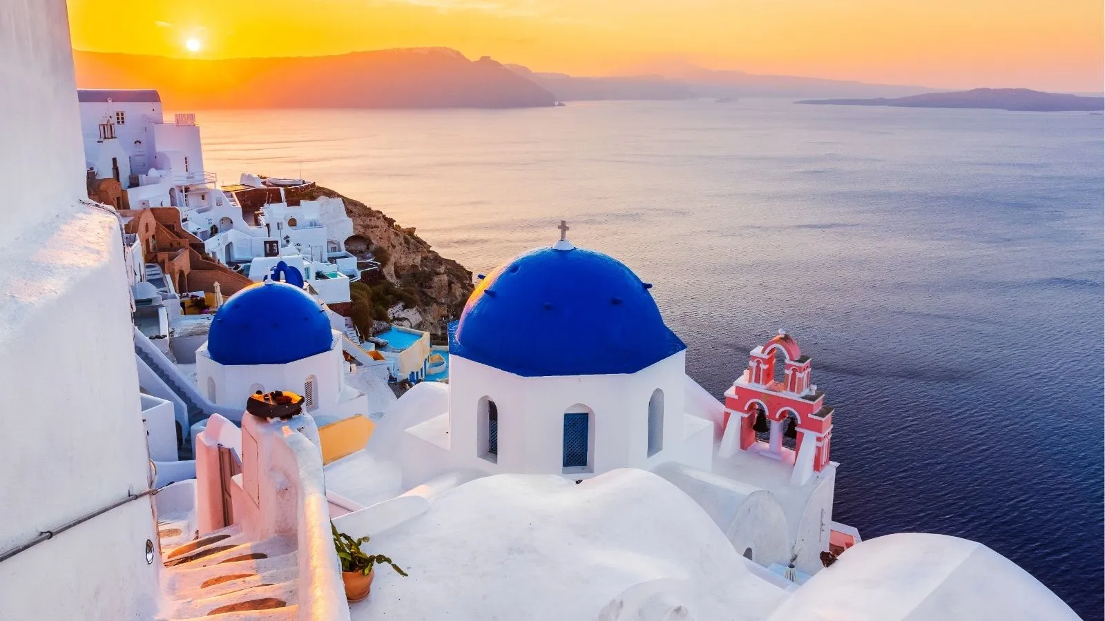 Scenic view of the Greek islands with whitewashed houses and turquoise sea – Colorido Tours