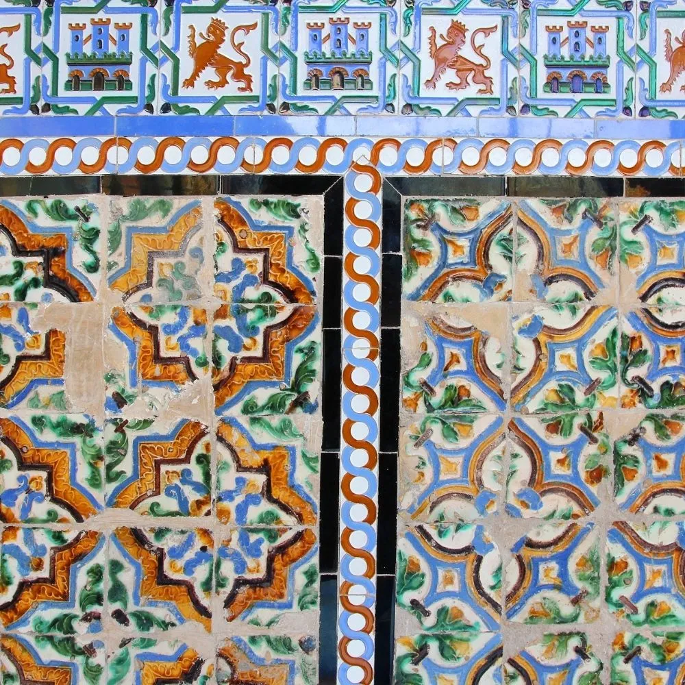 Azulejo detail in the Real Alcázar – Colorido Tours