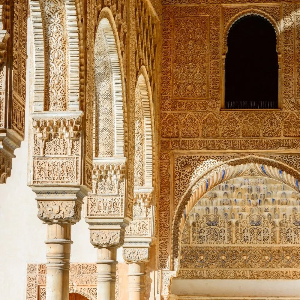 Interior details of the Alhambra Palace and plasterwork art – Colorido Tours