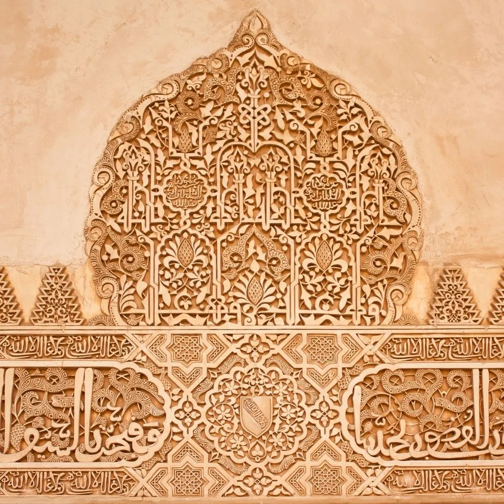 Islamic calligraphy and arabesque decorations – Colorido Tours