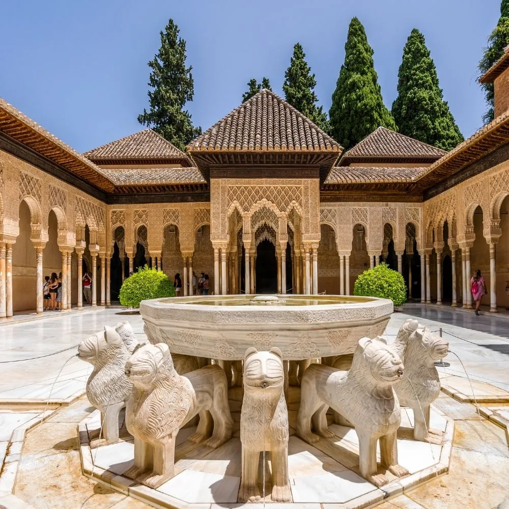 The famous Court of the Lions in the Nasrid Palaces – Colorido Tours