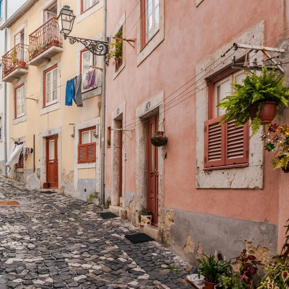 Traditional houses in the Alfama district – Colorido Tours