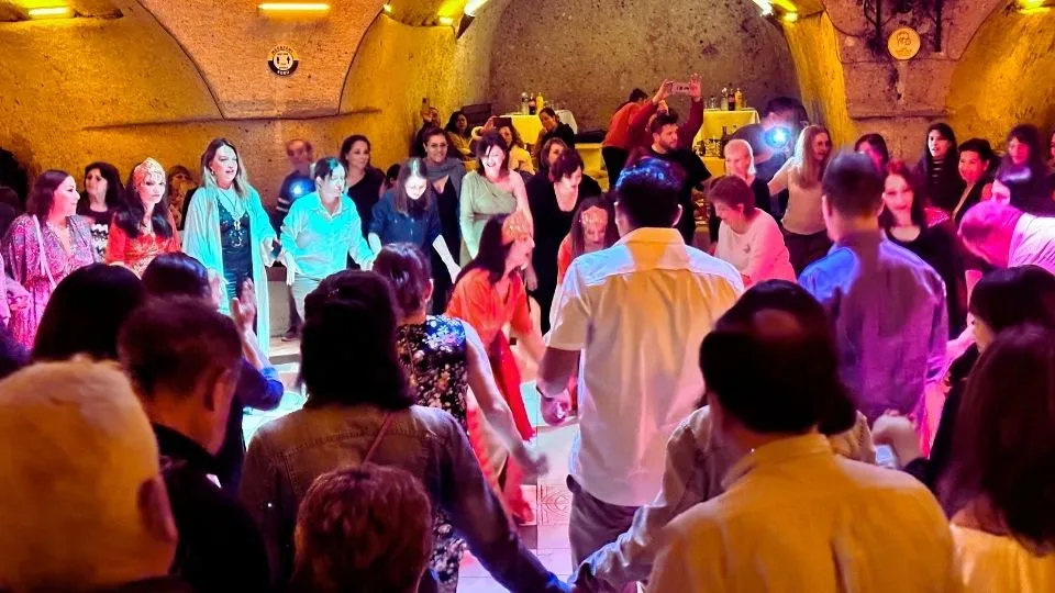 Dancing during the Turkish night – Colorido Tours
