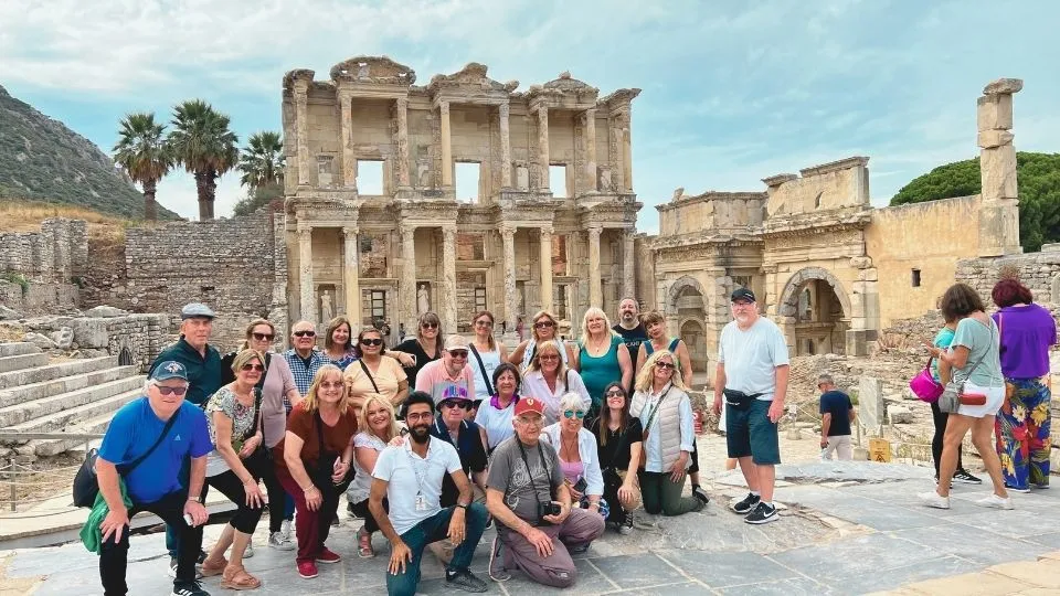 With the group in front of the Library of Celsus – Colorido Tours