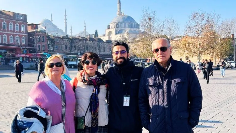 Friends standing in front of the Rüstem Pasha Mosque in Istanbul – Colorido Tours