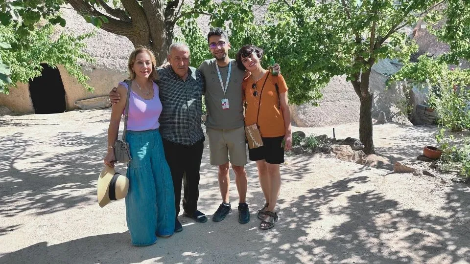 With a local resident in Cappadocia – Colorido Tours