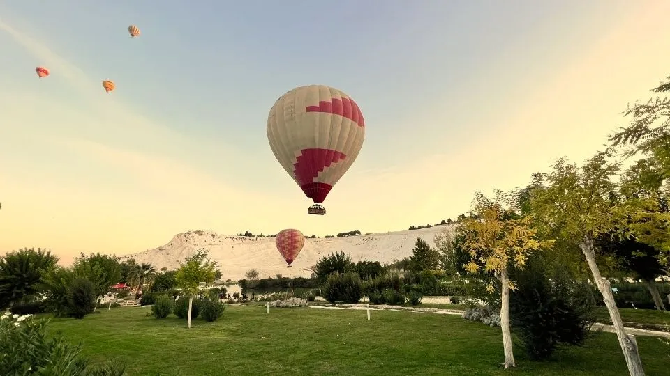 Un globo sobre los travertinos de Pamukkale – Colorido Tours