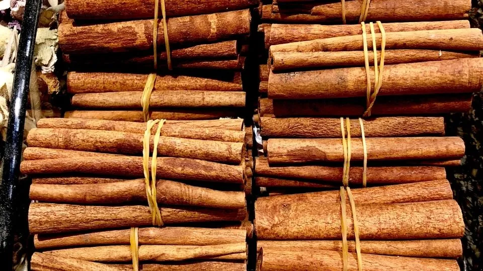 Ramas de canela en el Bazar de las Especias – Colorido Tours