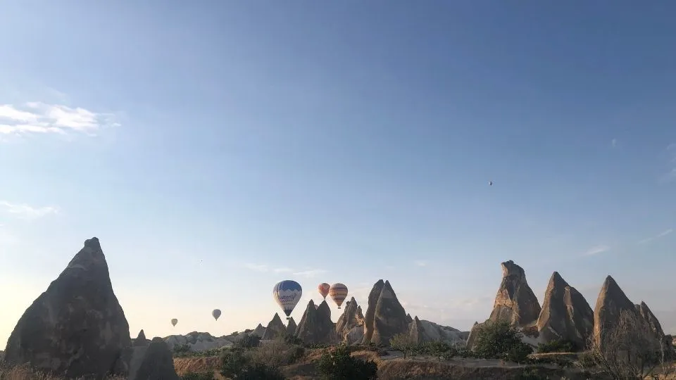 Balloons high above the fairy chimneys – Colorido Tours