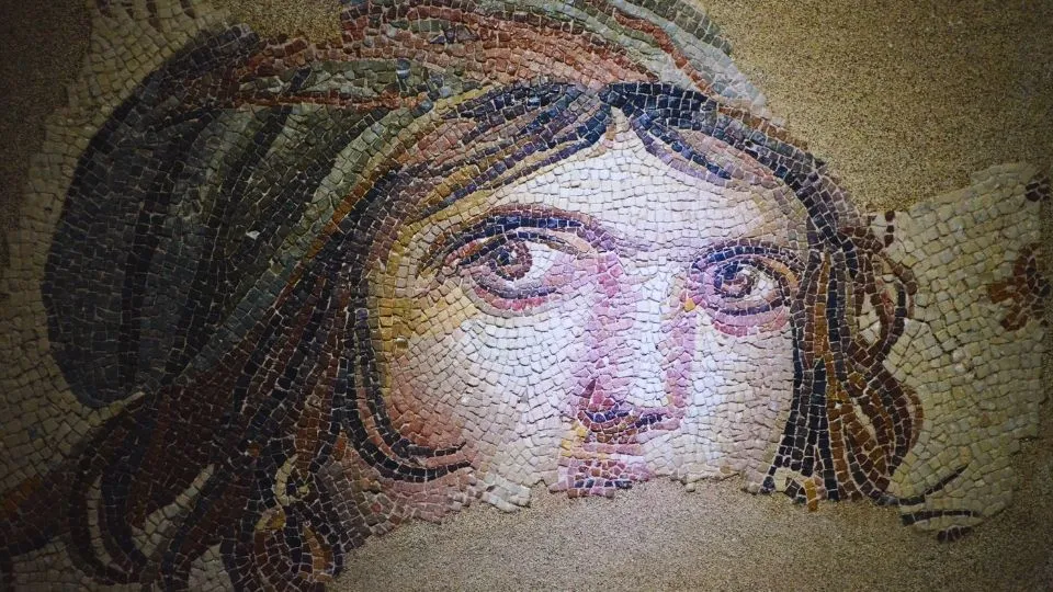 Gypsy Girl Mosaic at the Zeugma Museum – Colorido Tours