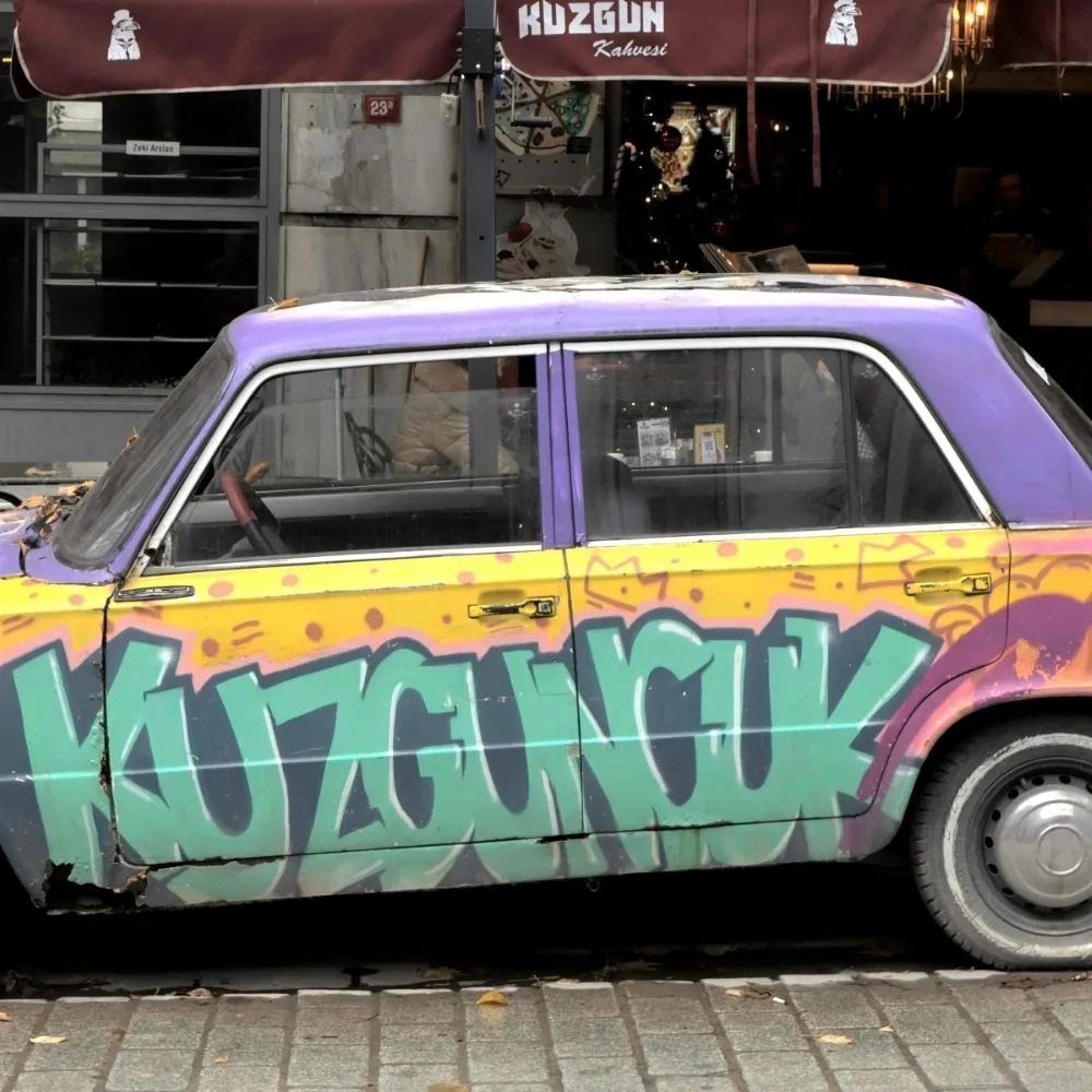 Calle del barrio de Kuzguncuk, en Üsküdar, orilla asiática – Colorido Tours